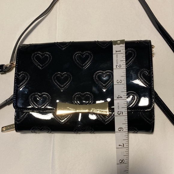 Betsey Johnson Shiny Black Shoulder Bag Heart Design - Picture 3 of 11